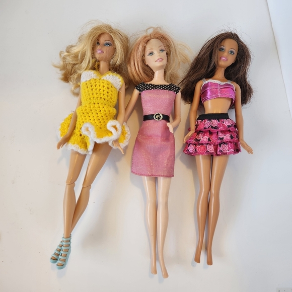 Lot Of Barbies Barbie Doll Clothes Shoes Blonde Brunette - Picture 1 of 8